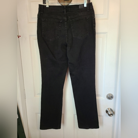 (753) Lee Woman's Relaxed Fit Straight Leg Jeans, Size: 14 Color: Black - Picture 8 of 14